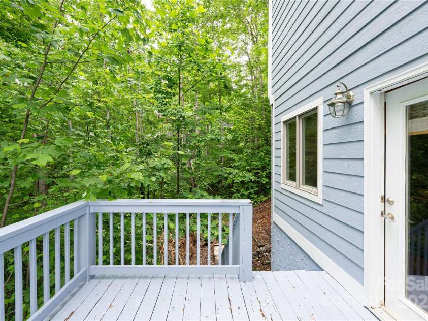 70 Crabapple Lane, Asheville, NC 28804.  MLS# CAR4257587, YatesRealty ID 17743. 