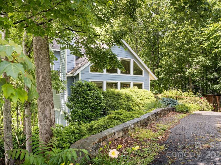 70 Crabapple Lane, Asheville, NC 28804.  MLS# CAR4257587, YatesRealty ID 17743. 