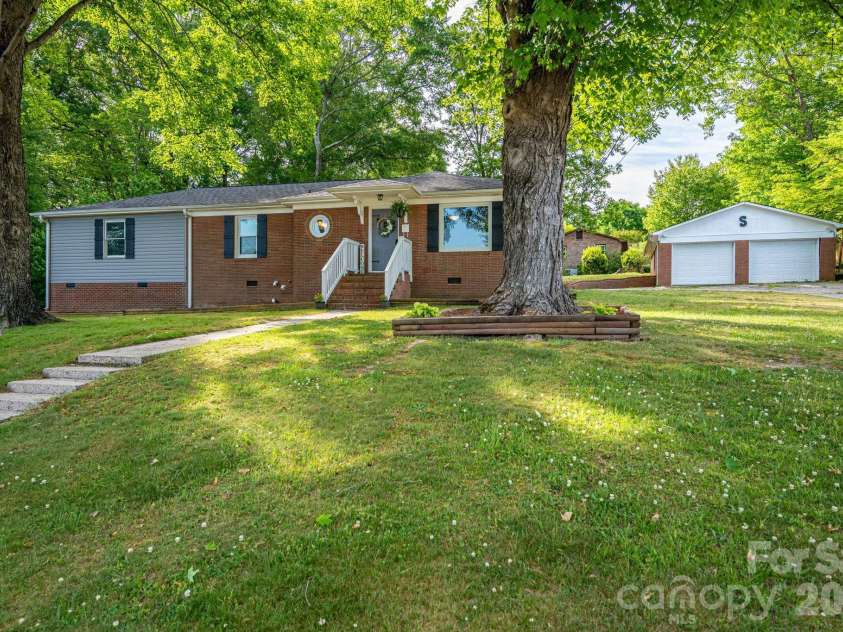 704 Dogwood Drive, Lincolnton, NC 28092.  MLS# CAR4374250, YatesRealty ID 17743. 