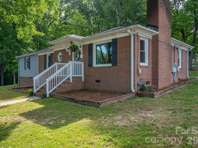 704 Dogwood Drive, Lincolnton, NC 28092.  MLS# CAR4374250, YatesRealty ID 17743. 
