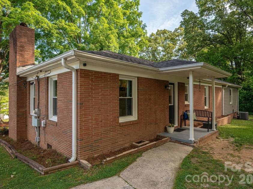 704 Dogwood Drive, Lincolnton, NC 28092.  MLS# CAR4374250, YatesRealty ID 17743. 