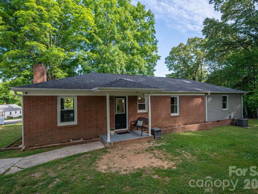 704 Dogwood Drive, Lincolnton, NC 28092.  MLS# CAR4374250, YatesRealty ID 17743. 