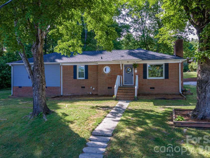704 Dogwood Drive, Lincolnton, NC 28092.  MLS# CAR4374250, YatesRealty ID 17743. 
