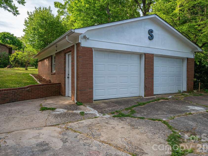 704 Dogwood Drive, Lincolnton, NC 28092.  MLS# CAR4374250, YatesRealty ID 17743. 