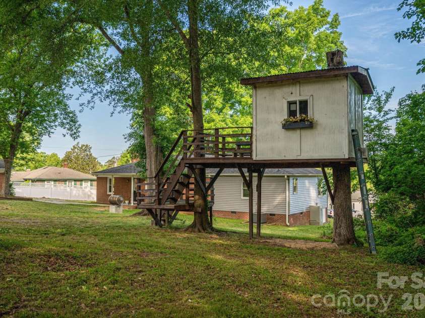 704 Dogwood Drive, Lincolnton, NC 28092.  MLS# CAR4374250, YatesRealty ID 17743. 