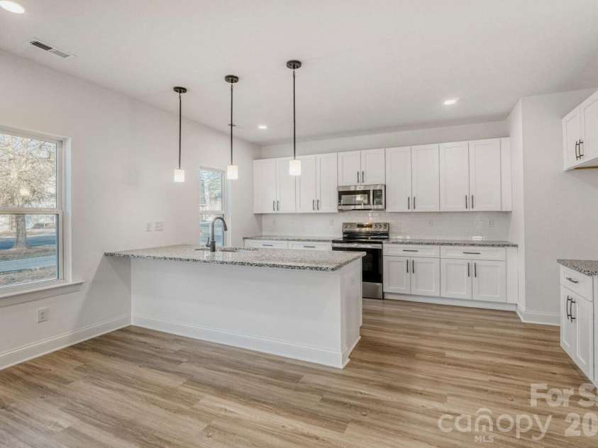 404 Spargo Street, Dallas, NC 28034.  MLS# CAR4373231, YatesRealty ID 17745. Breakfast bar / Kitchen