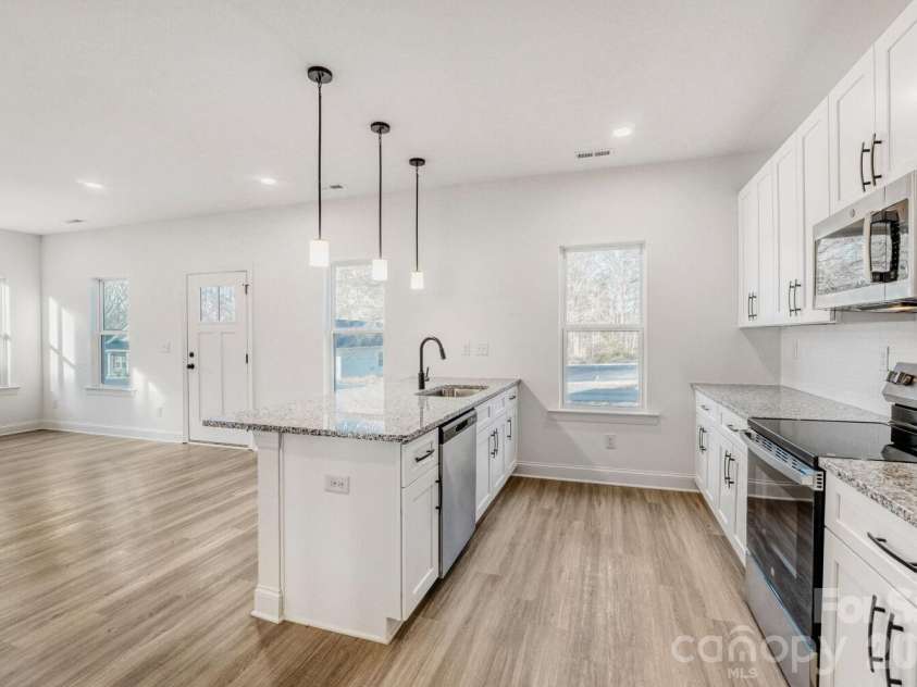 404 Spargo Street, Dallas, NC 28034.  MLS# CAR4373231, YatesRealty ID 17745. Kitchen