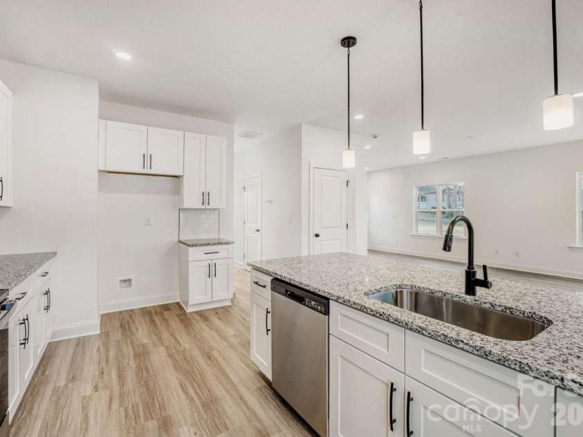 404 Spargo Street, Dallas, NC 28034.  MLS# CAR4373231, YatesRealty ID 17745. Kitchen