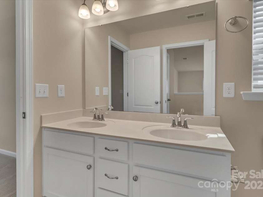 530 Silers Bald Drive, Fort Mill, SC 29715.  MLS# CAR4233274, YatesRealty ID 17745. 