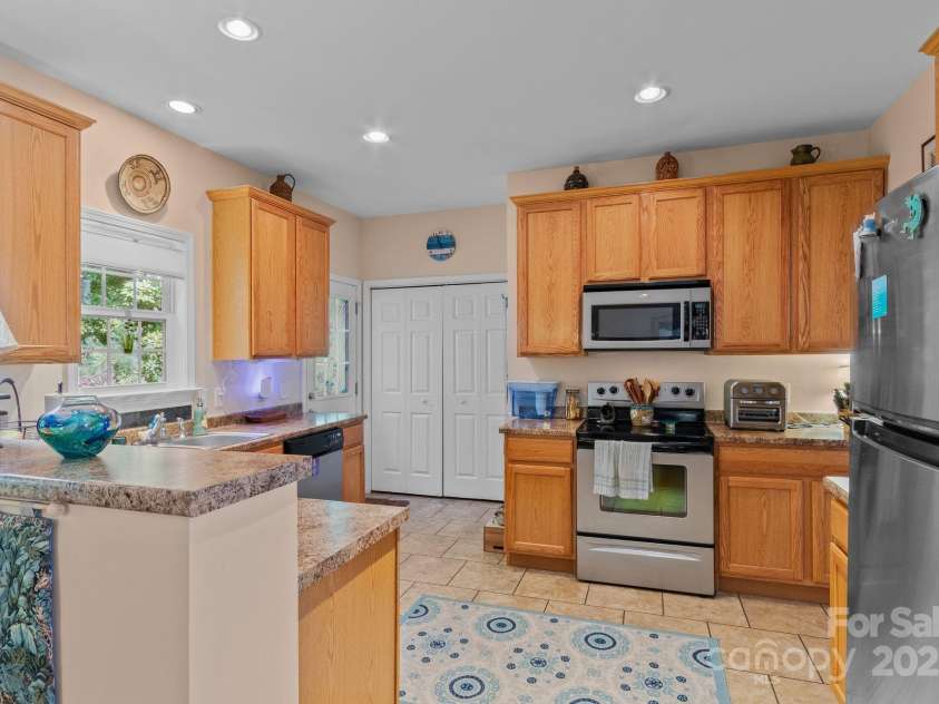 36 Forest Ridge Drive, Asheville, NC 28806.  MLS# CAR4180913, YatesRealty ID 17747. 