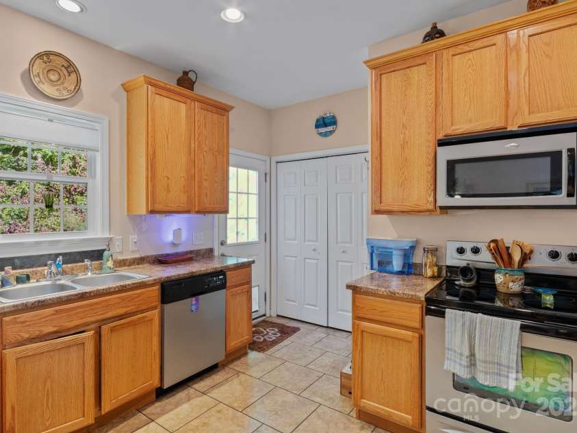 36 Forest Ridge Drive, Asheville, NC 28806.  MLS# CAR4180913, YatesRealty ID 17747. 