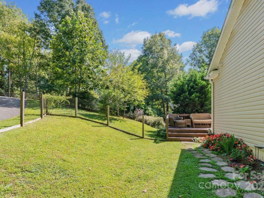 36 Forest Ridge Drive, Asheville, NC 28806.  MLS# CAR4180913, YatesRealty ID 17747. 