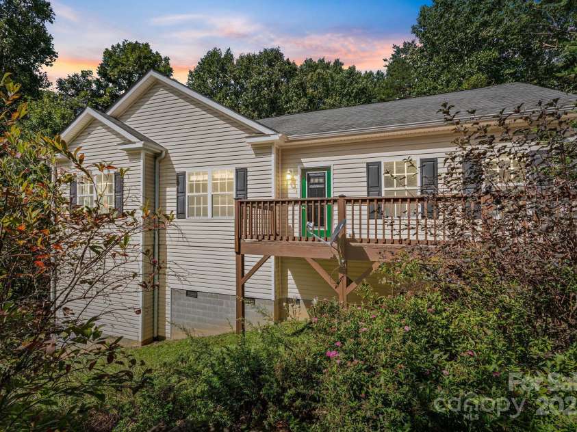 36 Forest Ridge Drive, Asheville, NC 28806.  MLS# CAR4180913, YatesRealty ID 17747. 