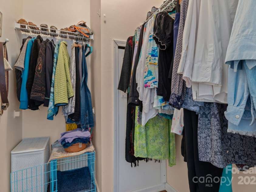 36 Forest Ridge Drive, Asheville, NC 28806.  MLS# CAR4180913, YatesRealty ID 17747. Primary Walk-in Closet