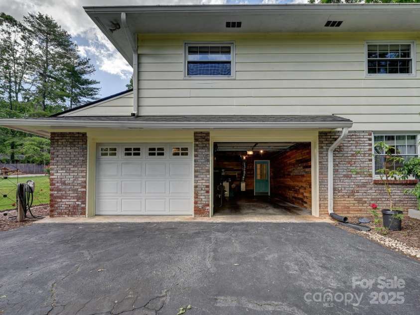 1136 Carousel Lane, Hendersonville, NC 28792.  MLS# CAR4261194, YatesRealty ID 17748. 