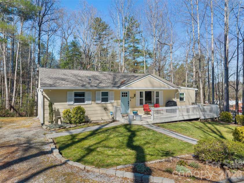 625 Lenox Place, Hendersonville, NC 28739.  MLS# CAR4361040, YatesRealty ID 17748. 