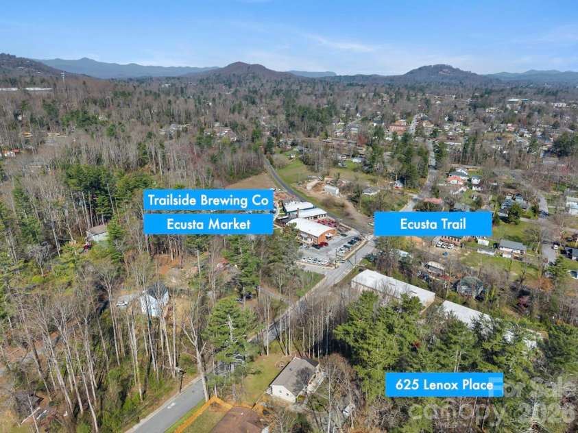 625 Lenox Place, Hendersonville, NC 28739.  MLS# CAR4361040, YatesRealty ID 17748. 