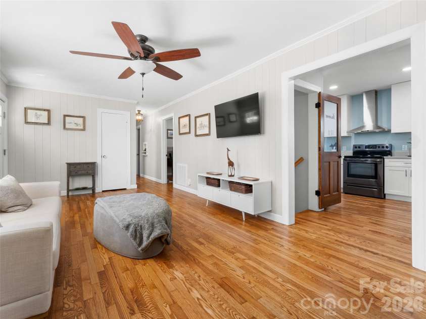 625 Lenox Place, Hendersonville, NC 28739.  MLS# CAR4361040, YatesRealty ID 17748. 