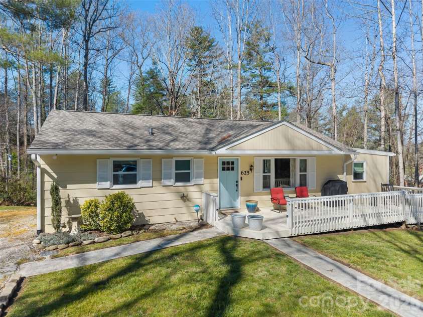 625 Lenox Place, Hendersonville, NC 28739.  MLS# CAR4361040, YatesRealty ID 17748. 