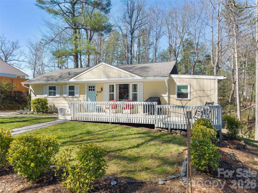 625 Lenox Place, Hendersonville, NC 28739.  MLS# CAR4361040, YatesRealty ID 17748. 