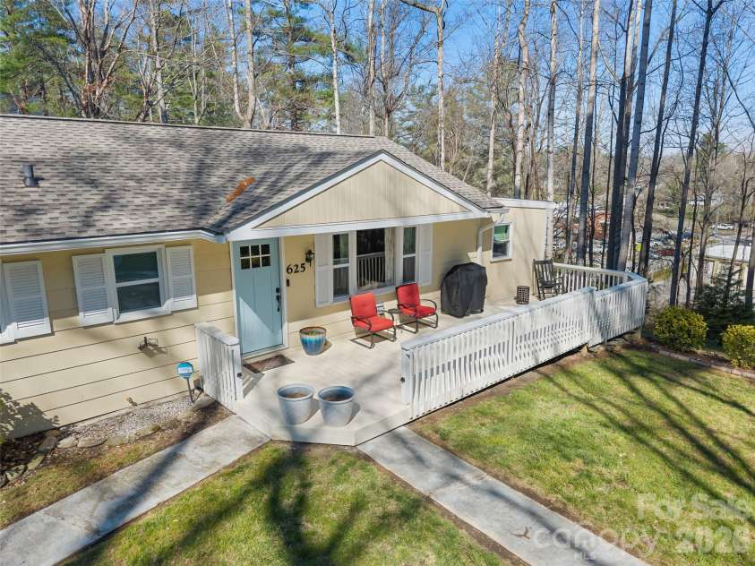 625 Lenox Place, Hendersonville, NC 28739.  MLS# CAR4361040, YatesRealty ID 17748. 
