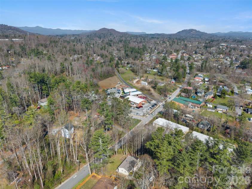 625 Lenox Place, Hendersonville, NC 28739.  MLS# CAR4361040, YatesRealty ID 17748. 