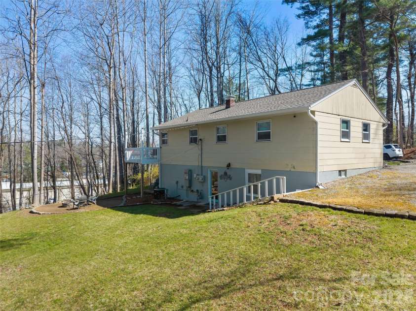 625 Lenox Place, Hendersonville, NC 28739.  MLS# CAR4361040, YatesRealty ID 17748. 