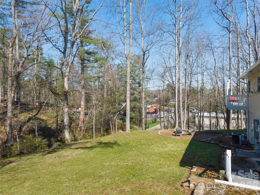 625 Lenox Place, Hendersonville, NC 28739.  MLS# CAR4361040, YatesRealty ID 17748. 
