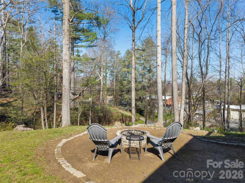 625 Lenox Place, Hendersonville, NC 28739.  MLS# CAR4361040, YatesRealty ID 17748. 