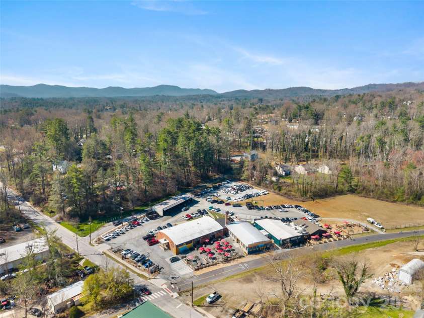625 Lenox Place, Hendersonville, NC 28739.  MLS# CAR4361040, YatesRealty ID 17748. 