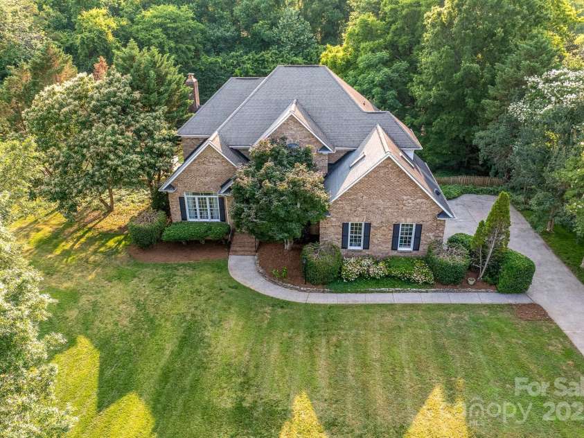 1115 Maremont Court, Matthews, NC 28104.  MLS# CAR4265008, YatesRealty ID 17750. Beautiful level and private lot with fenced rear yard and invisible fencing in front and rear yard.  Irrigation system front and rear yard.