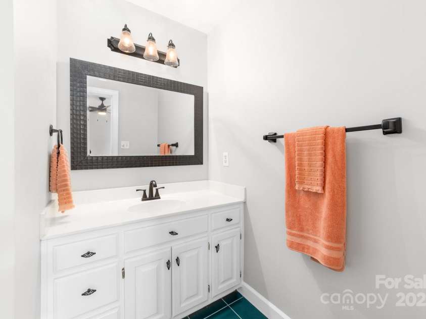 1115 Maremont Court, Matthews, NC 28104.  MLS# CAR4265008, YatesRealty ID 17750. En Suite bathroom to one of the secondary bedrooms.  Bathroom has a walk in shower and large vanity area.