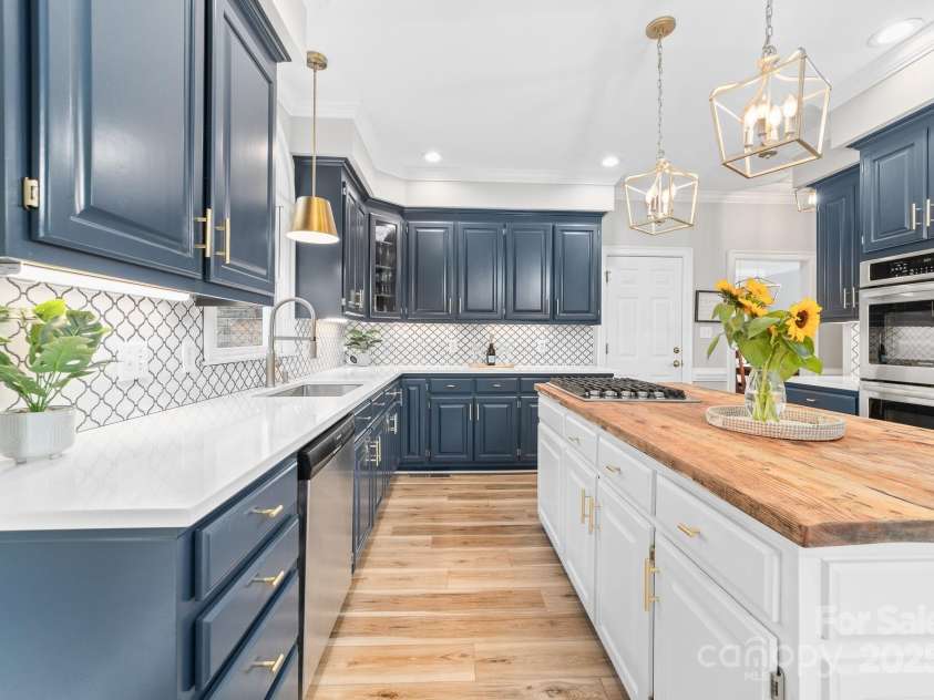 1115 Maremont Court, Matthews, NC 28104.  MLS# CAR4265008, YatesRealty ID 17750. New quartz countertops and backsplash with updated fixtures.