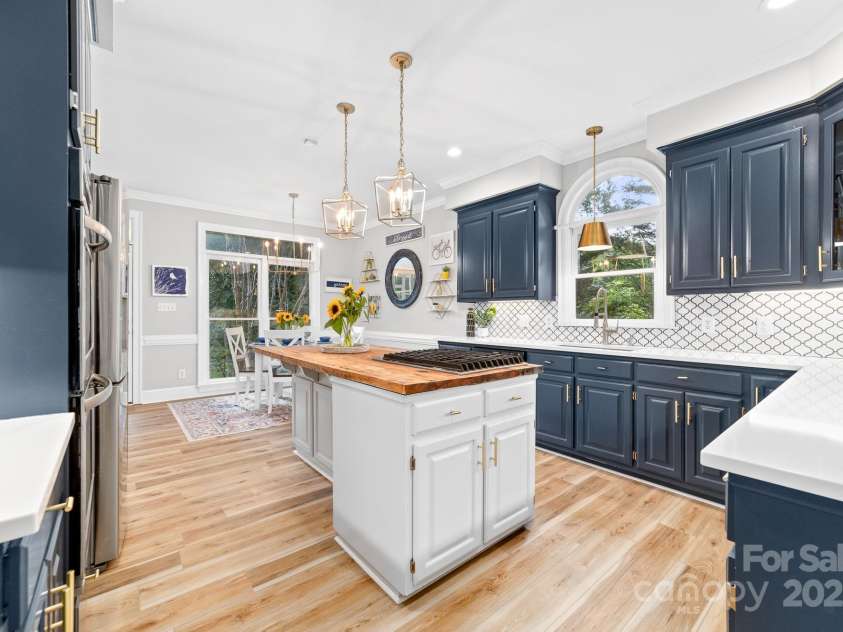 1115 Maremont Court, Matthews, NC 28104.  MLS# CAR4265008, YatesRealty ID 17750. Palladium window above the sink allows for lots of natural light to flow in to the kitchen.