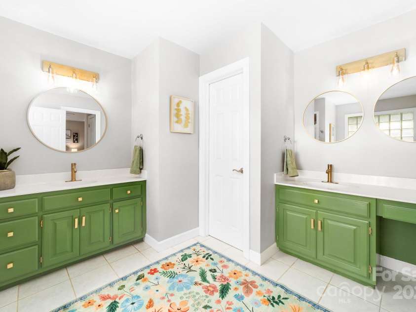 1115 Maremont Court, Matthews, NC 28104.  MLS# CAR4265008, YatesRealty ID 17750. Primary bathroom with separate vanity areas and a water closet.