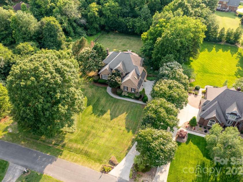 1115 Maremont Court, Matthews, NC 28104.  MLS# CAR4265008, YatesRealty ID 17750. Private and wooded lot close to the end of the cul-de-sac street.