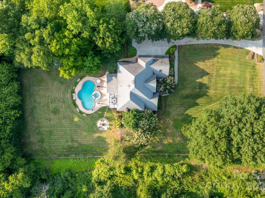 1115 Maremont Court, Matthews, NC 28104.  MLS# CAR4265008, YatesRealty ID 17750. Rare find in Weddington School District so close to the  Waverly and Ballantyne ammenities.