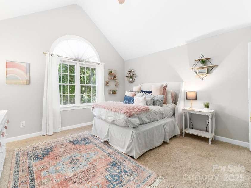1115 Maremont Court, Matthews, NC 28104.  MLS# CAR4265008, YatesRealty ID 17750. Secondary bedroom with vaulted ceiling and lots of natural light, bedroom connects to Jack n Jill bathroom.
