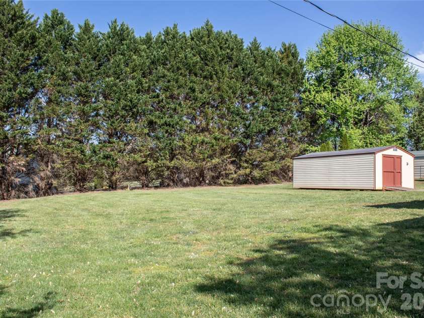 104 Buena Vista Drive, Morganton, NC 28655.  MLS# CAR4365329, YatesRealty ID 17751. Spacious backyard