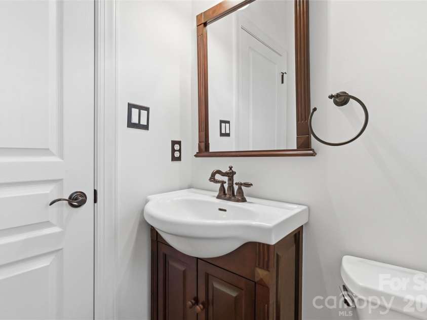 5613 Fairway View Drive, Charlotte, NC 28277.  MLS# CAR4372831, YatesRealty ID 17752. 1/2 Bath on Main Level