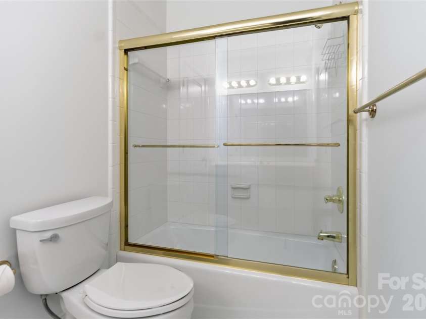 5613 Fairway View Drive, Charlotte, NC 28277.  MLS# CAR4372831, YatesRealty ID 17752. 2nd Bathroom on Upper Level w/ bath/shower combo