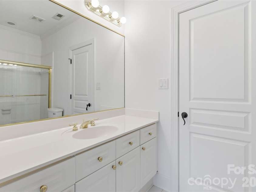 5613 Fairway View Drive, Charlotte, NC 28277.  MLS# CAR4372831, YatesRealty ID 17752. 2nd Full Bathroom on Upper Level