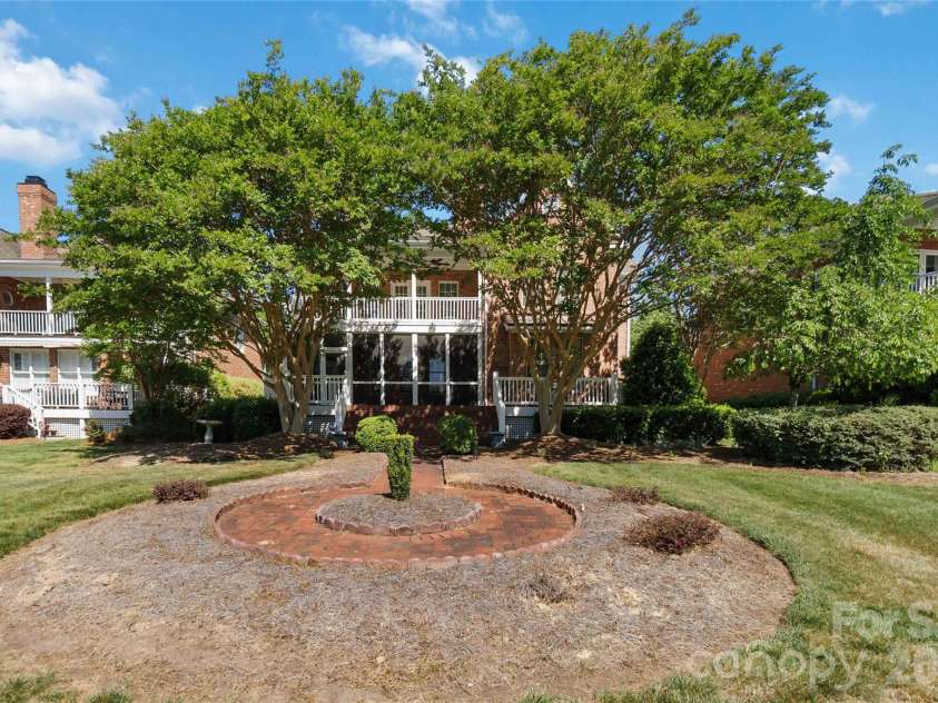 5613 Fairway View Drive, Charlotte, NC 28277.  MLS# CAR4372831, YatesRealty ID 17752. Beautiful Backyard Landscaping 