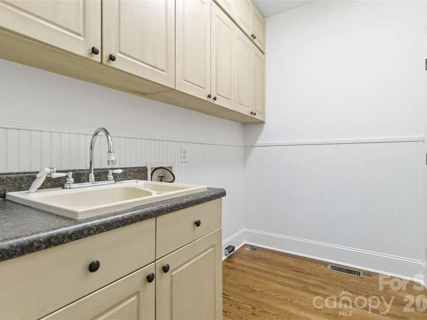 5613 Fairway View Drive, Charlotte, NC 28277.  MLS# CAR4372831, YatesRealty ID 17752. Laundry Room on Main Level