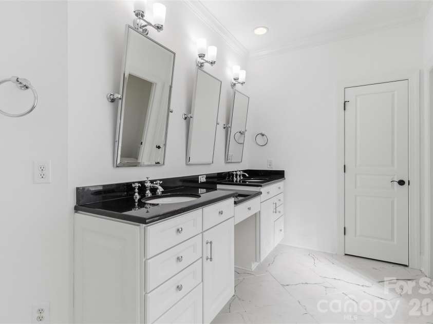 5613 Fairway View Drive, Charlotte, NC 28277.  MLS# CAR4372831, YatesRealty ID 17752. Primary Bath 