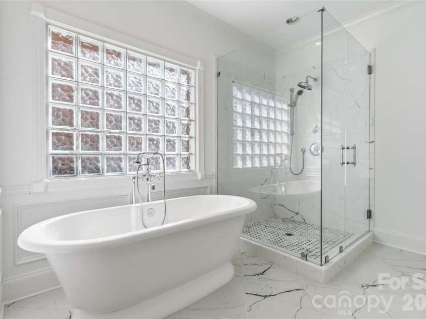 5613 Fairway View Drive, Charlotte, NC 28277.  MLS# CAR4372831, YatesRealty ID 17752. Primary Bath