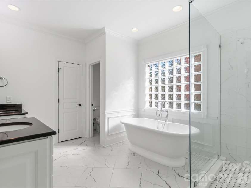 5613 Fairway View Drive, Charlotte, NC 28277.  MLS# CAR4372831, YatesRealty ID 17752. Primary Bath