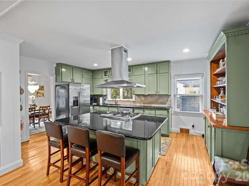 233 Chiswick Road, Charlotte, NC 28211.  MLS# CAR4375099, YatesRealty ID 17756. 