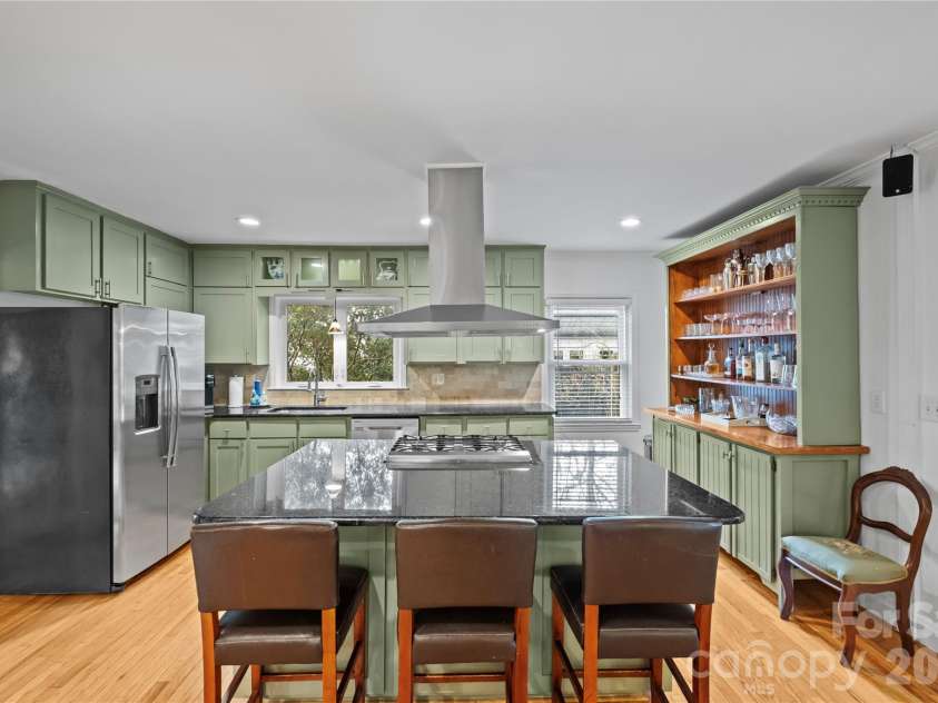 233 Chiswick Road, Charlotte, NC 28211.  MLS# CAR4375099, YatesRealty ID 17756. 