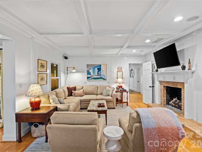 233 Chiswick Road, Charlotte, NC 28211.  MLS# CAR4375099, YatesRealty ID 17756. 